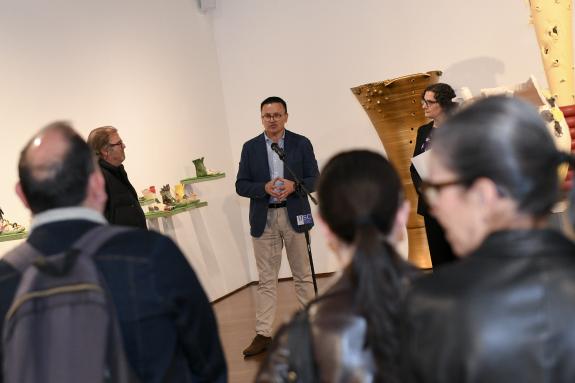 Imaxe da nova:A Xunta enxalza o talento artesán do artista galego Xurxo Oro claro, autor da mostra `Arxila, auga e lume´