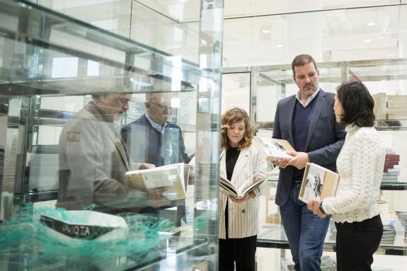 Imagen de la noticia:La Xunta promueve el conocimiento de José Suárez reeditando el catálogo de la muestra ‘Uns ollos vivos que pensan’