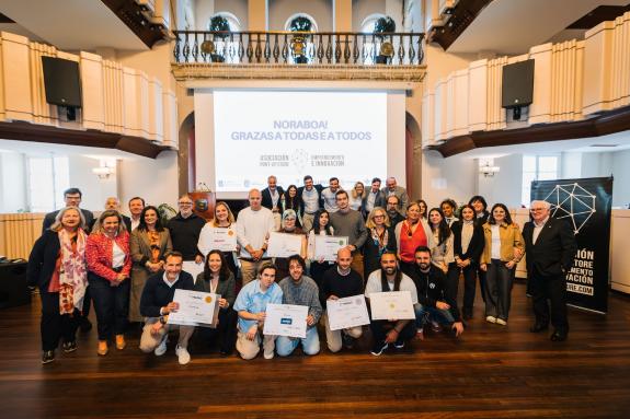 Imagen de la noticia:La Xunta pone en valor la apuesta del Gobierno gallego por el emprendimiento ligado al territorio en la entrega de los II Pr...