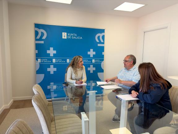 Imagen de la noticia:La delegada territorial de la Xunta en Ferrol se reúne con miembros de la directiva del Real Coro Toxos e Froles
