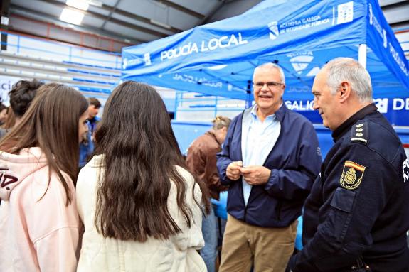 Imagen de la noticia:El director general de Emerxencias e Interior visita la 'Feria de las Profesiones 2026'
