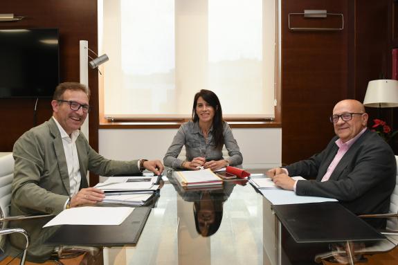 Imagen de la noticia:La conselleira Allegue mantiene una reunión de trabajo con el alcalde de As Neves