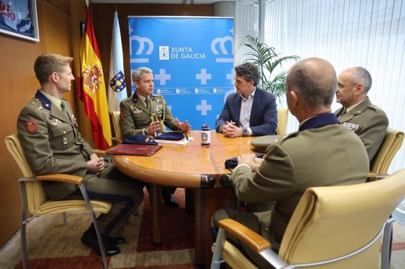 Imagen de la noticia:Arias se reúne con el jefe de la Guardia Real en el marco de la colaboración institucional para el despliegue de las activid...