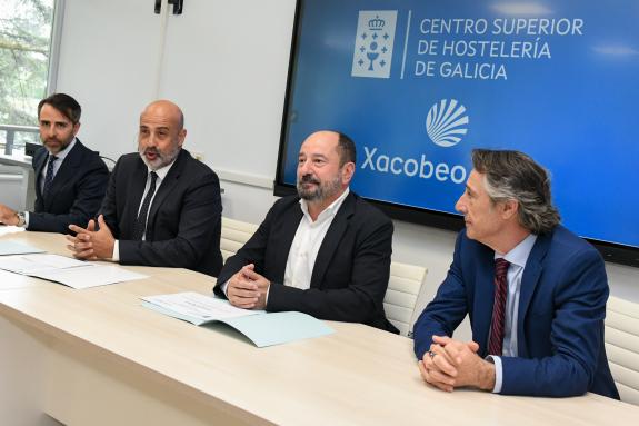 Imaxe da nova:Xosé Merelles entrega os diplomas a 18 directivos da Federación Empresaria Hostaleira de Arxentina tras formarse no Centro Superior...