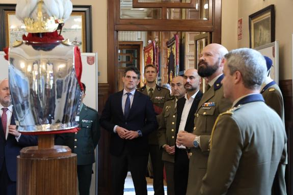 Imagen de la noticia:Arias asiste á inauguración dunha exposición sobre a Garda Real no Círculo das Artes de Lugo