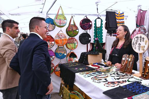 Imagen de la noticia:La Xunta pone en valor los 16 expositores de Artesanía de Galicia presentes en la feria que exalta el sector en Ribadavia co...