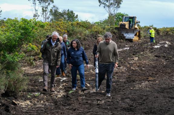 Imagen de la noticia:Belén do Campo supervisa en Lousame los trabajos preventivos de limpieza de montes  y destaca el refuerzo sin precedentes de...