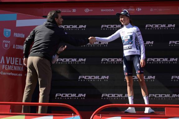 Imagen de la noticia:Diego Calvo asiste a la llegada de la tercera etapa de La Vuelta Femenina
