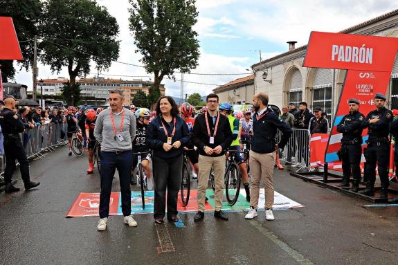 Imagen de la noticia:Belén do Campo da la salida al tramo Padrón-A Coruña de la Vuelta femenina y destaca a Galicia como referente del ciclismo y...