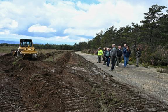 Imagen de la noticia:Medio Rural avanza en los trabajos de prevención de incendios con la creación de cortafuegos en el distrito forestal XIV Ver...
