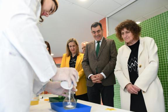 Imaxe da nova:A Xunta felicita ao Colexio Ramón Cabanillas por fomentar a ciencia entre o alumnado con distintas actividades no marco das súas II...