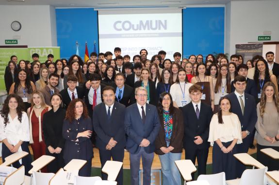 Imagen de la noticia:Manuel Pardo defiende la práctica del debate y de la argumentación entre el alumnado para entender los desafíos globales