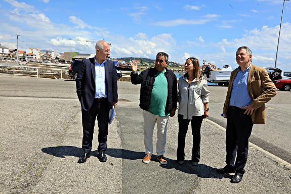 Imagen de la noticia:Villaverde consensúa con la cofradía de Aguiño mejoras portuarias para el sector profesional