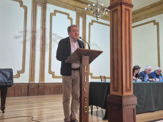 Imagen de la noticia:El delegado territorial de la Xunta participa en el homenaje al escritor valdeorrés José María Pérez Álvarez, 