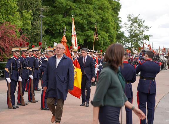 Imagen de la noticia:Arias participa en la Jura de Bandeira organizada dentro de la programación de la Guardia Real en Lugo