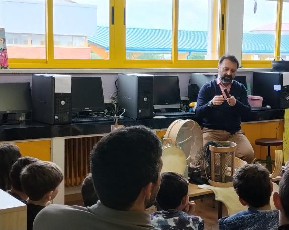 Imagen de la noticia:La Xunta muestra en A Pobra de Trives el oficio de la construcción de instrumentos de percusión tradicional con su proyecto ...