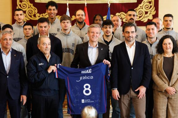 Imagen de la noticia:Rueda recibe a los jugadores y equipo directivo del Monbus Obradoiro tras confirmarse su ascenso a la ACB