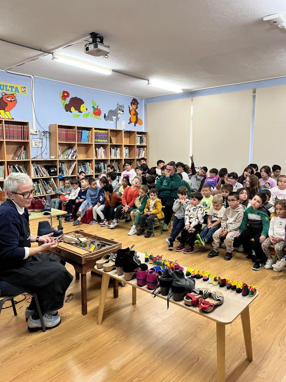 Imagen de la noticia:La Xunta impulsa en Mazaricos la divulgación del oficio de los zoqueiros dentro del proyecto Artesanía en la Escuela