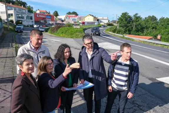 Imagen de la noticia:Belén do Campo supervisa en O Porto do Son la zona de la futura senda peatonal y ciclista que hoy sale a exposición pública ...