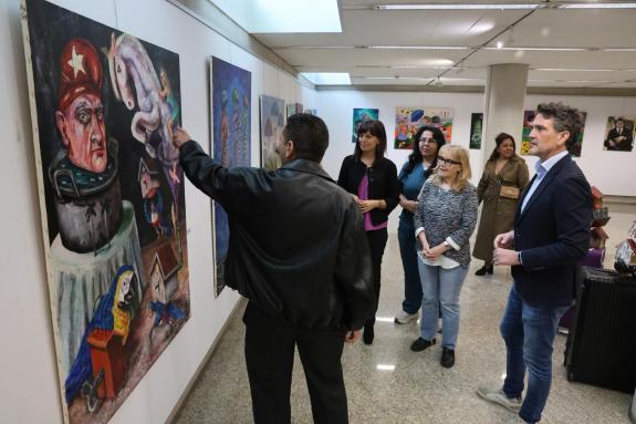 Imagen de la noticia:Arias visita en la delegación territorial la exposición 'Cartografía del desarraigo' junto con el autor, Hanói Vidal
