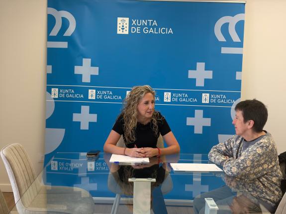 Imagen de la noticia:Martina Aneiros recibe a la presidenta de la AVV de Caamouco