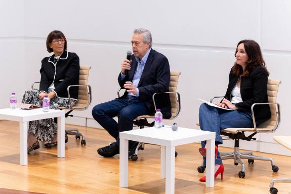 Imagen de la noticia:Gómez Caamaño destaca la cualificación y la capacidad de los profesionales de la enfermería en la atención y cuidado de los ...