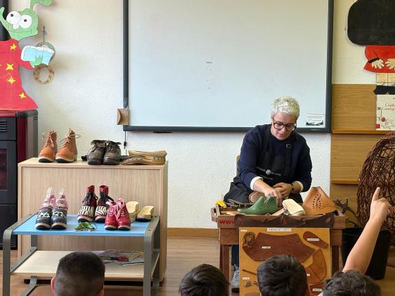 Imagen de la noticia:La Xunta les acerca a los escolares de A Pobra de Trives el oficio tradicional de los zoqueiros