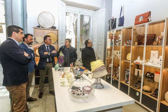 Imaxe da nova:A Xunta enxalza a nova tenda efémera de Galega de Artesáns como unha aposta innovadora pola comercialización da marca Artesanía de ...