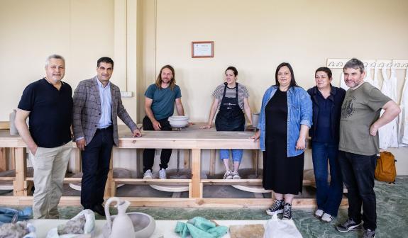 Imaxe da nova:A Xunta impulsa a remuda xeracional na olería tradicional de Buño a través do seu programa ‘Aprender da tradición. Oficios e técnic...