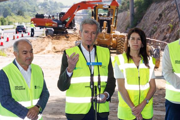 Imagen de la noticia:Rueda avanza que la primera fase de desdoblamiento de la futura autovía Brión-Noia estará en funcionamiento a lo largo del 2...