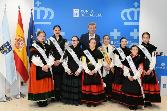 Imagen de la noticia:Rueda recibe a la Asociación de Meigas de las Hogueras de San Juan en A Coruña