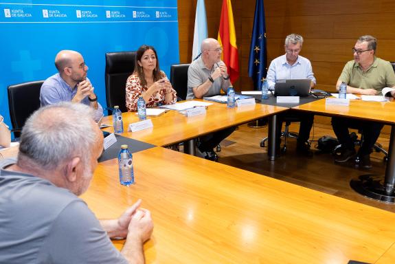 Imaxe da nova:Mar amplía un mes o prazo de extracción de mexilla en banco natural tras reunirse co sector na Comisión do Mexillón