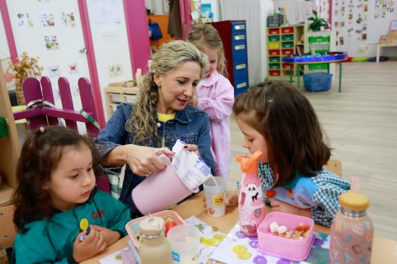Imaxe da nova:Martina Aneiros destaca a calidade dos produtos de proximidade no marco do programa de reparto de leite e froita fresca nas escolas