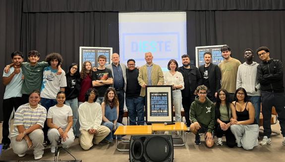 Imaxe da nova:Valentín García felicita o alumnado do instituto Rafael Dieste “por continuar impulsando a lingua”