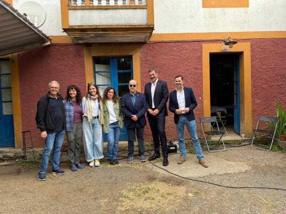 Imagen de la noticia:López Campos visita en Vila de Cruces el equipo de la película 