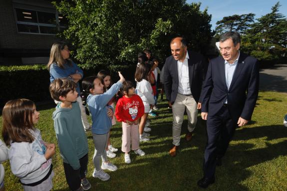 Imaxe da nova:O conselleiro de Educación inaugura o novo pacto do Colexio de Chancelas e coñece o proxecto de transformación da contorna escolar