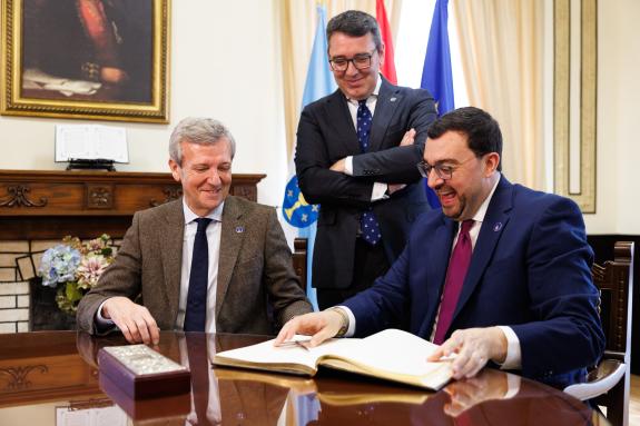 Imagen de la noticia:Rueda es recibido junto a Adrián Barbón en la Casa del Ayuntamiento de Ribadeo