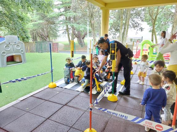 Imagen de la noticia:La escuela infantil de la Xunta en Vite acoge una jornada de seguridad vial con agentes locales