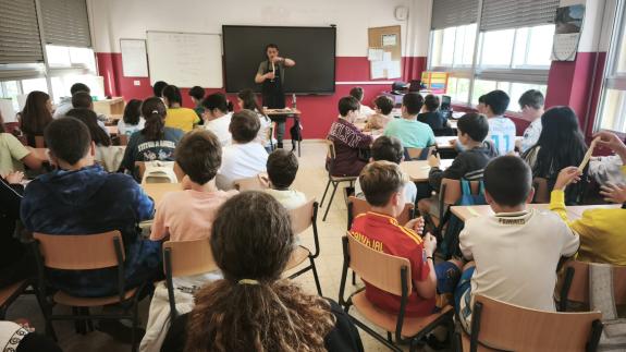 Imagen de la noticia:La Xunta lleva hasta el ayuntamiento de Valdoviño su proyecto de divulgación de los oficios artesanales Artesanía na Escola