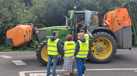 Imagen de la noticia:La Xunta refuerza la prevención de riesgos en el manejo del tractor para concienciar la población rural