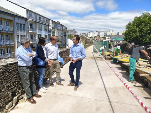Imagen de la noticia:La Xunta pone en servicio el nuevo suelo del adarve de la Muralla a la altura de la rúa do Moucho para testar su idoneidad