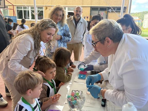 Imagen de la noticia:Martina Aneiros anima a los niños a interesarse por las diferentes ramas científicas en la II Feria de la Ciencia del CEIP P...
