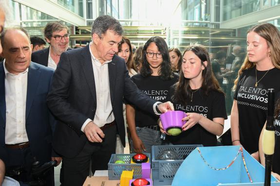 Imagen de la noticia:Román Rodríguez reitera la apuesta de la Xunta por la inclusión educativa con nuevas medidas de refuerzo en las aulas que se...