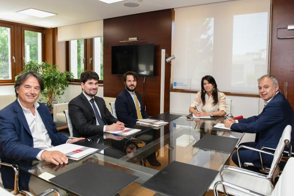 Imagen de la noticia:La conselleira M. Allegue mantiene un encuentro con los representantes del decanato de Galicia del Colegio de Registradores ...