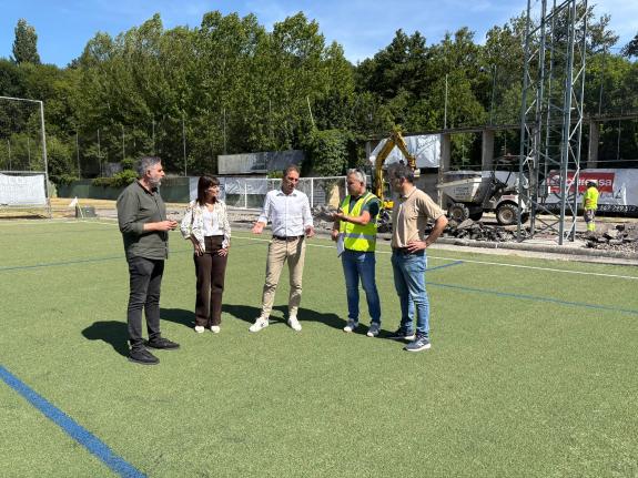Imagen de la noticia:La Xunta apoya con 516.000 euros las obras de mejora del campo de fútbol de A Ribela, en Sarria, que comenzaron hoy