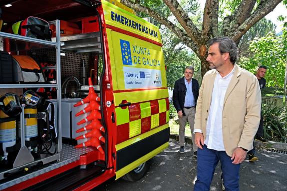 Imagen de la noticia:La Xunta refuerza el equipamiento del GES de Laza con la entrega de un vehículo para servicios varios