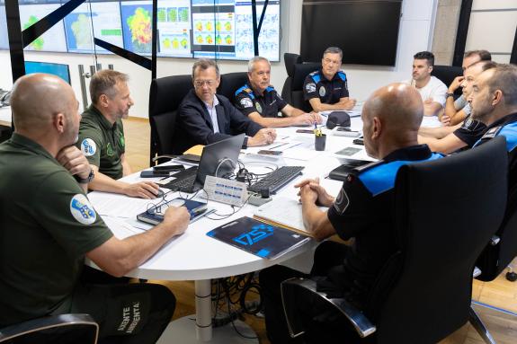 Imagen de la noticia:Medio Rural se reúne con los responsables de la Policía Local de las siete ciudades gallegas para avanzar en su colaboración...