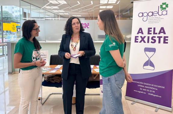 Imaxe da nova:Belén do Campo visita a mesa informativa de Agaela e destaca o compromiso do Goberno galego coas persoas afectadas por ELA e as súa...
