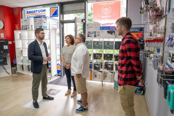 Imagen de la noticia:El delegado territorial destaca el buen funcionamiento del Bono Remuda en una visita a Sanxenxo