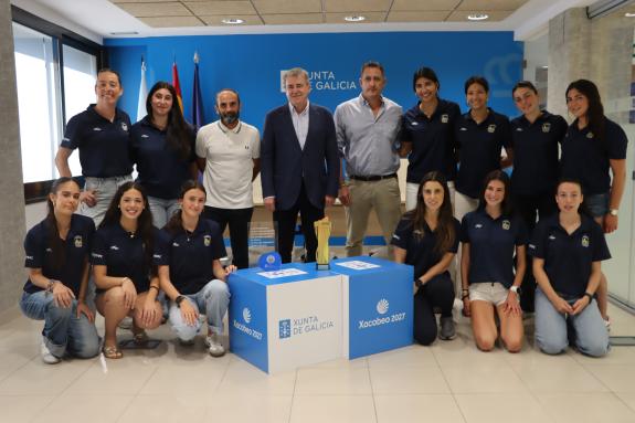 Imaxe da nova:O delegado territorial da Xunta entrega unha placa conmemorativa polo ascenso do Ourense Atletismo Feminino á división de honor